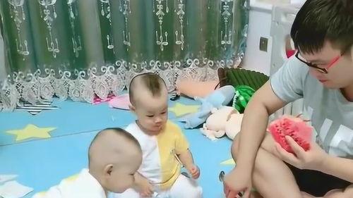 孩子从中间吃瓜,从中间品尝成长的甜蜜